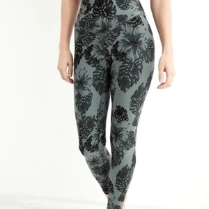 Aerie Black and Gray Leggings with Sleek Silhouette 25"inseem